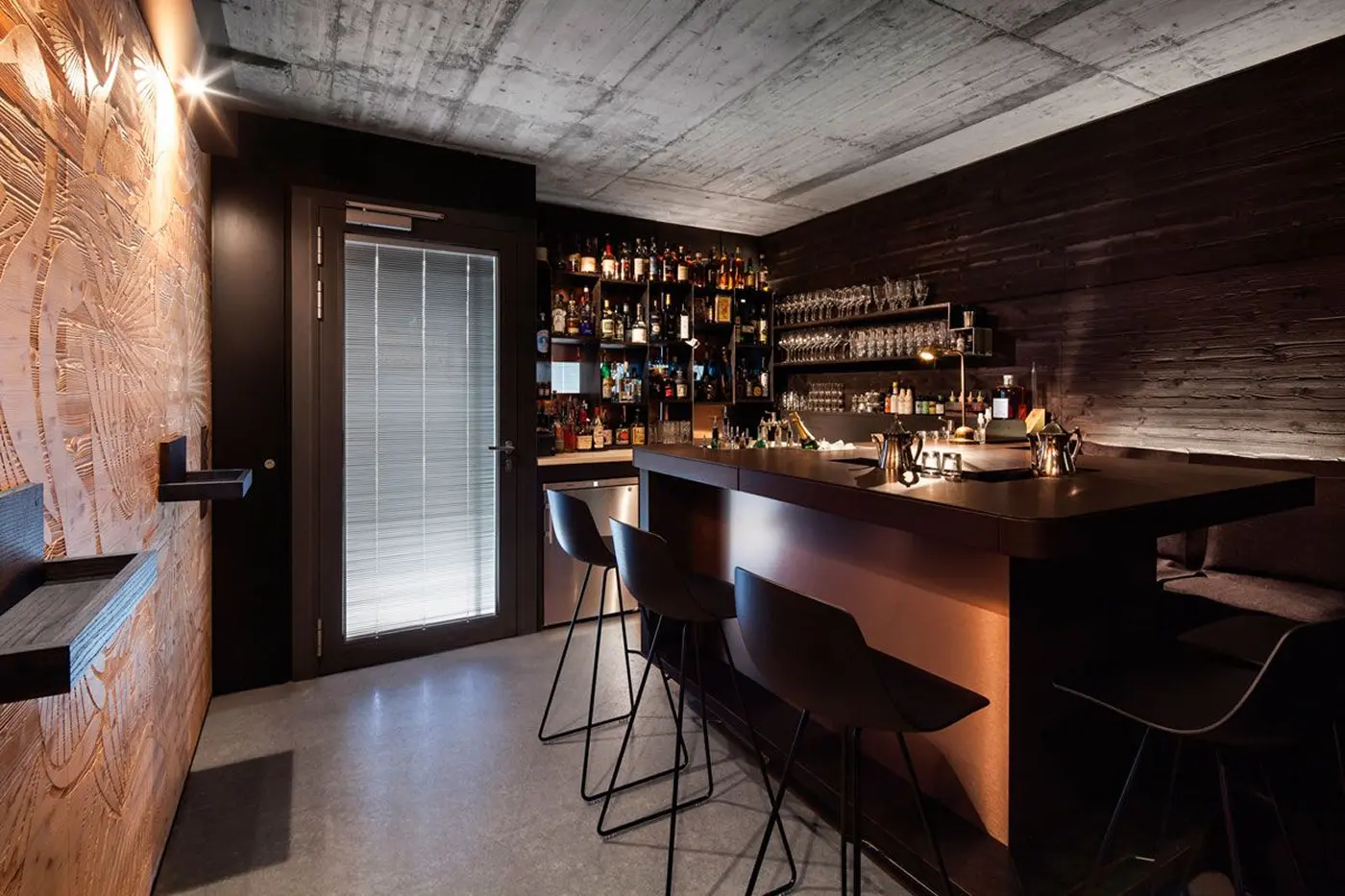 Design interior baruri — stil și atmosferă pentru seri de neuitat