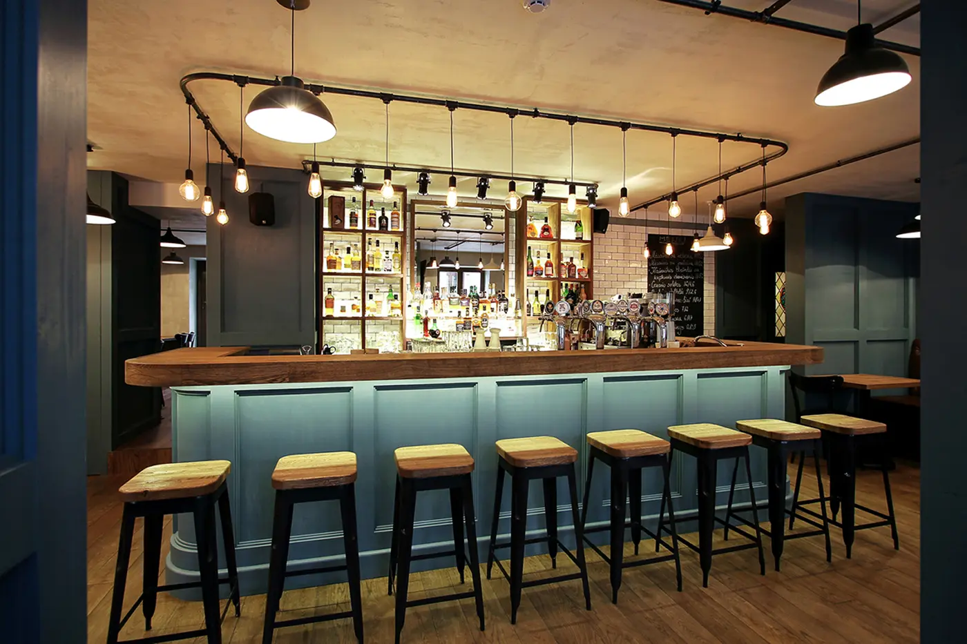 Design interior baruri — stil și atmosferă pentru seri de neuitat